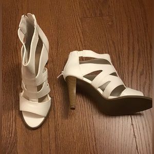 Simply Vera Vera Wang Ivory faux snake skin size 9 GORGEOUS